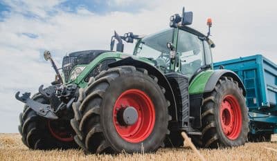 Tracteur agricole sur site agricole