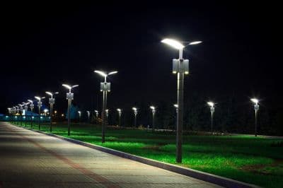 Distance entre lampadaires sur une route nocturne